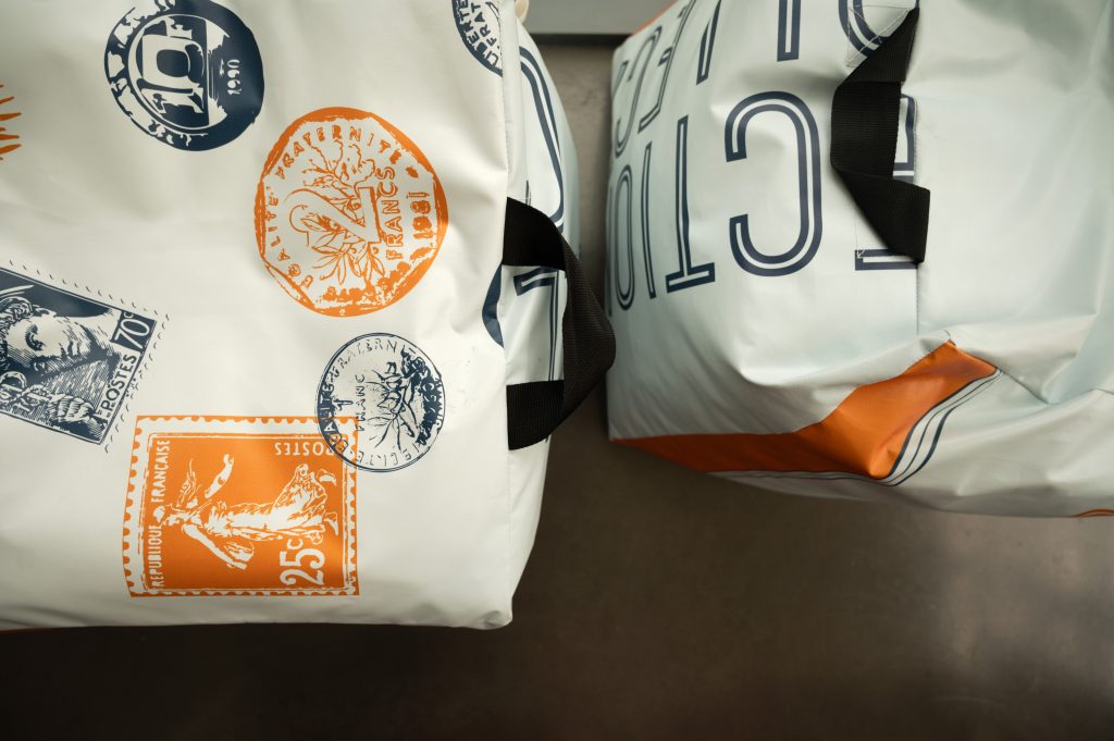 Pouf fabriqué par Raev Atelier à partir d’une bâche de communication recyclée, réalisé pour le Musée de la Vie Quotidienne du Petit Caux.