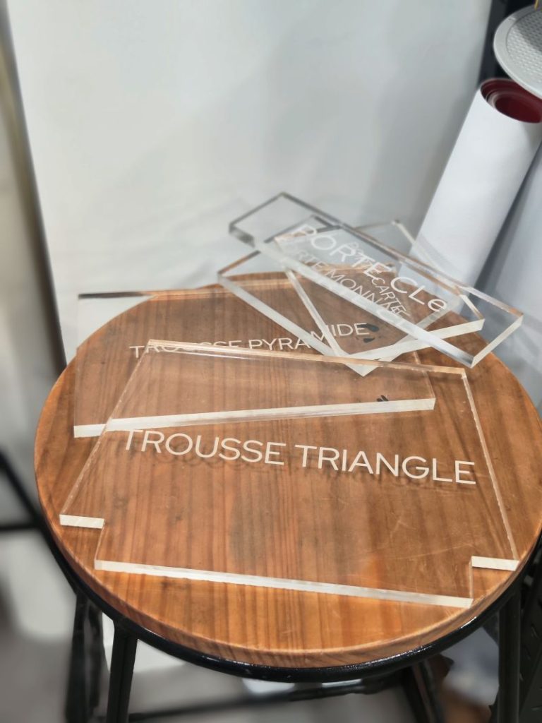 Gabarit en plexiglas utilisé pour le traçage et la découpe précise de pièces de maroquinerie artisanale - Raev atelier