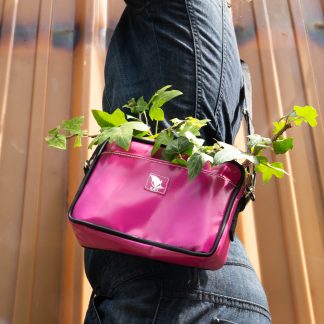 Petite sacoche à bandoulière conçue pour transporter les essentiels avec confort et praticité - Raev atelier