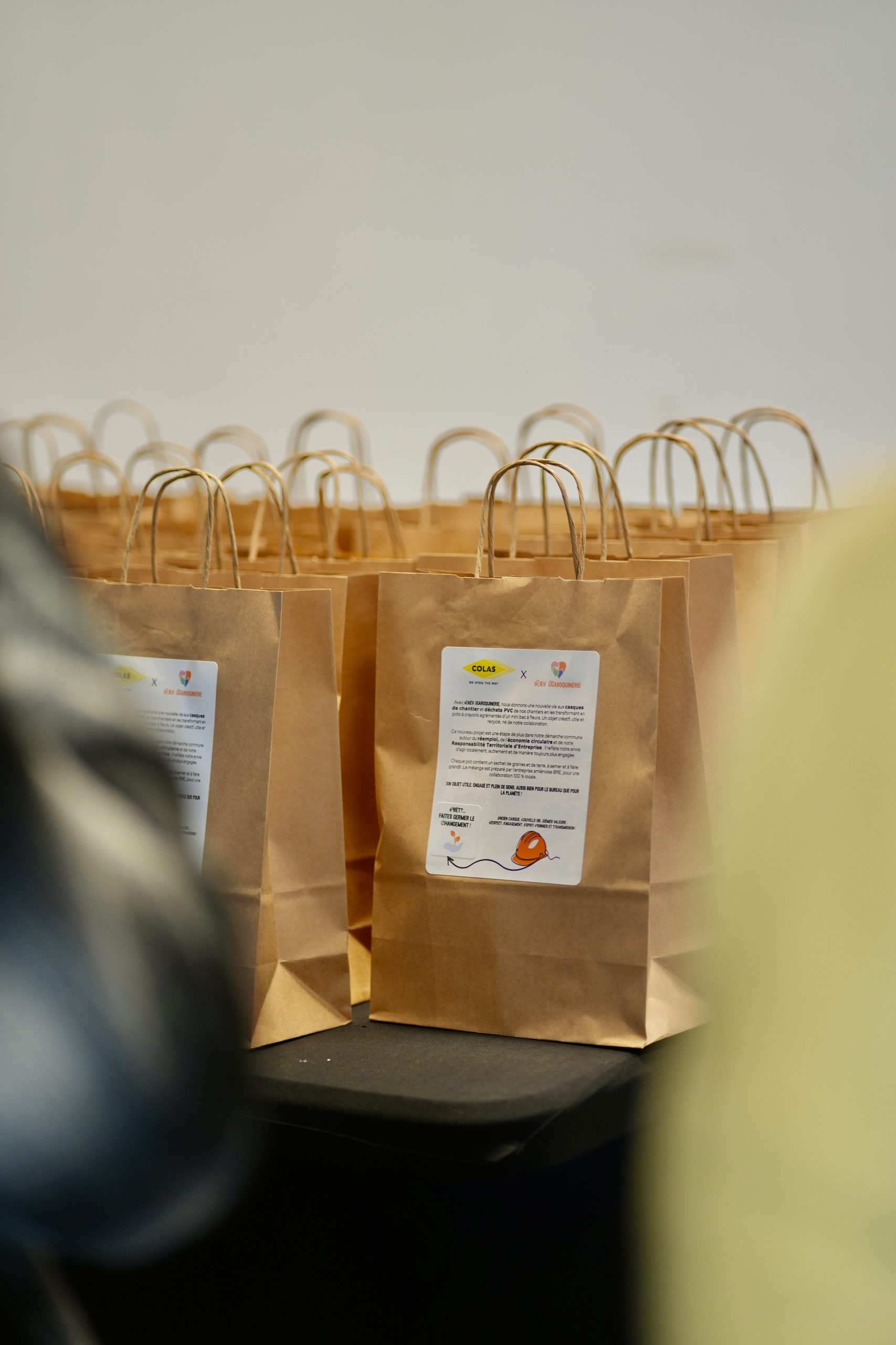 Distribution d'accessoires personnalisés réalisés pour Colas à l'occasion d'un événement professionnel - Raev atelier